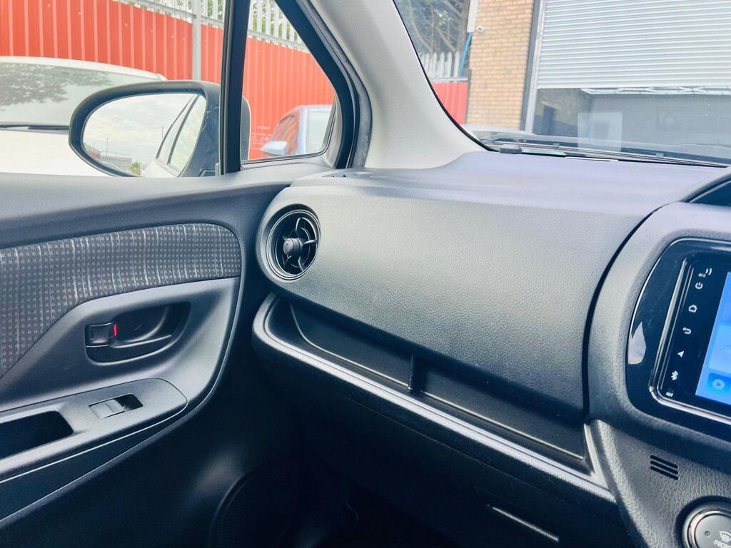 Toyota Yaris - Image 22
