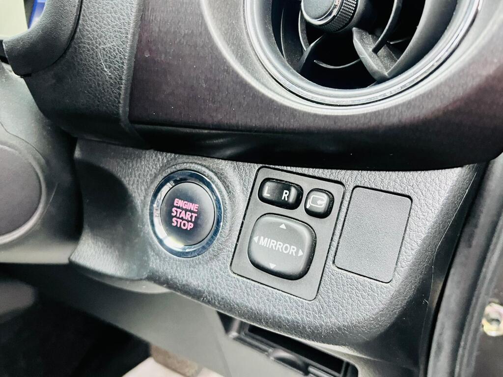 Toyota Yaris - Image 18