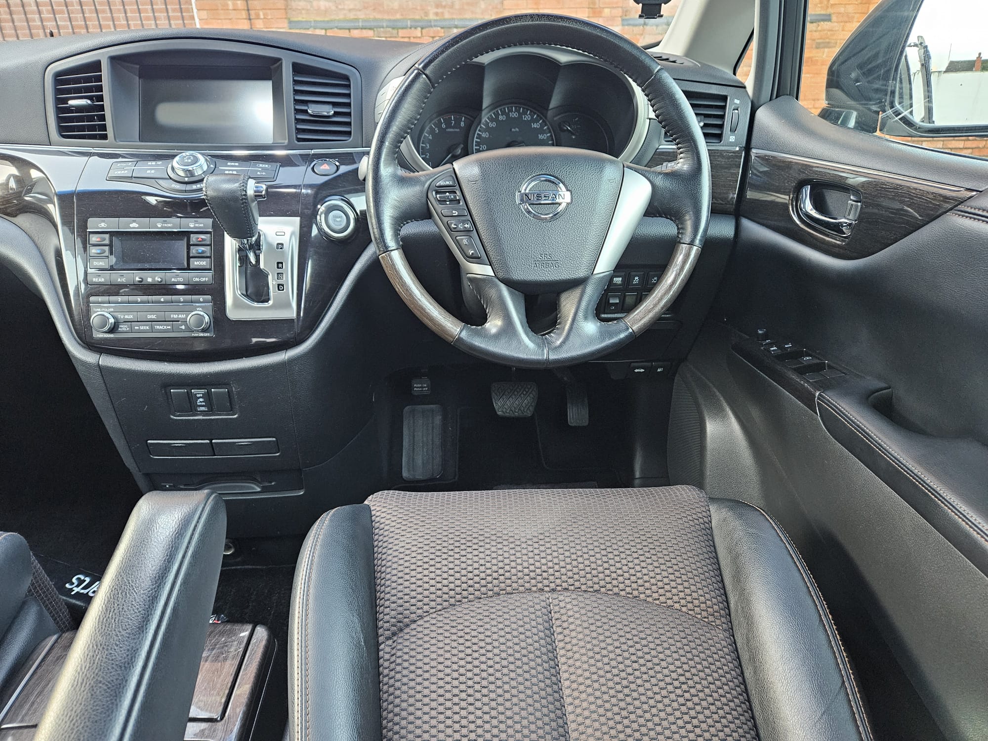 Nissan Elgrand - Image 15