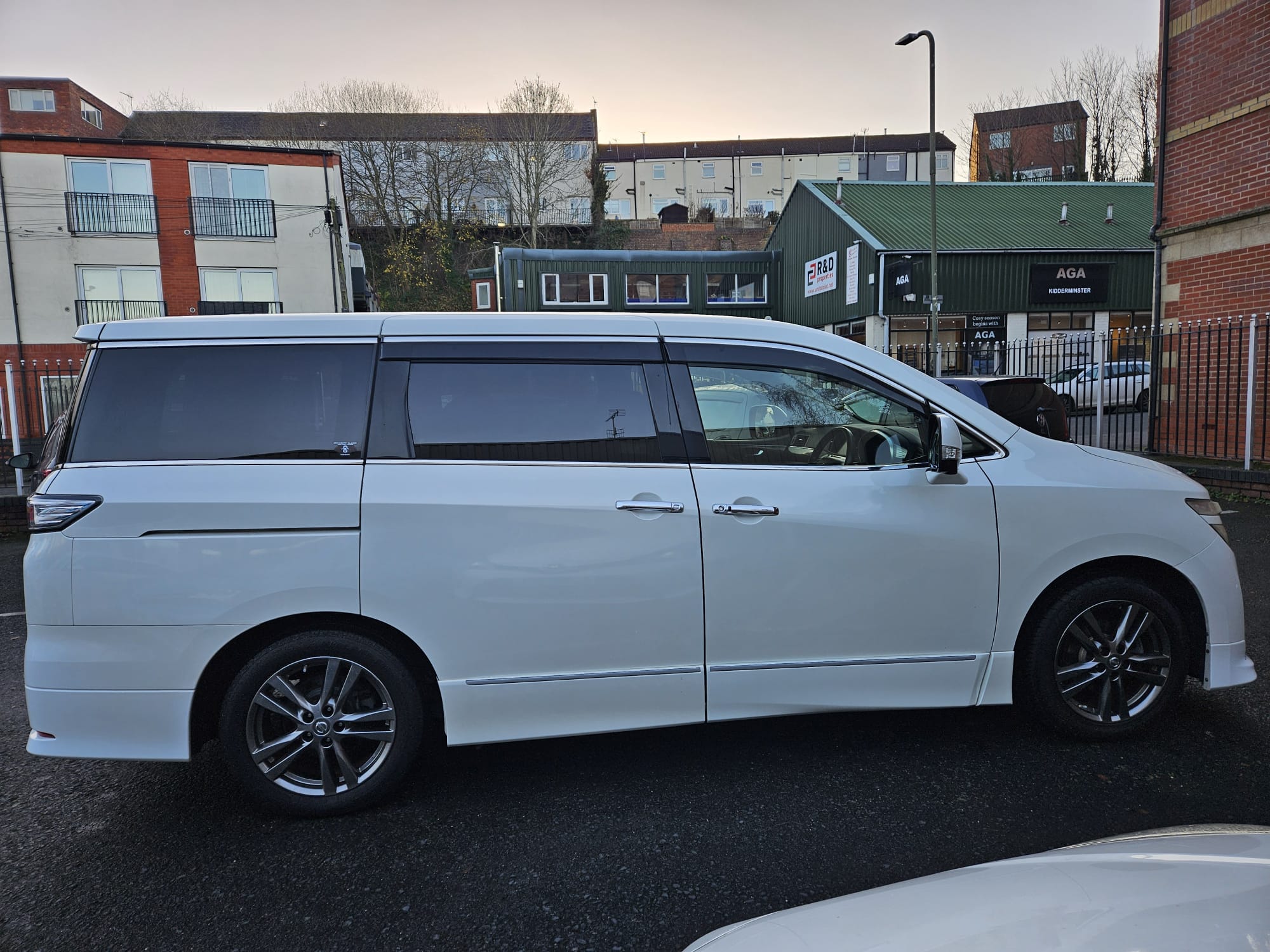 Nissan Elgrand - Image 7