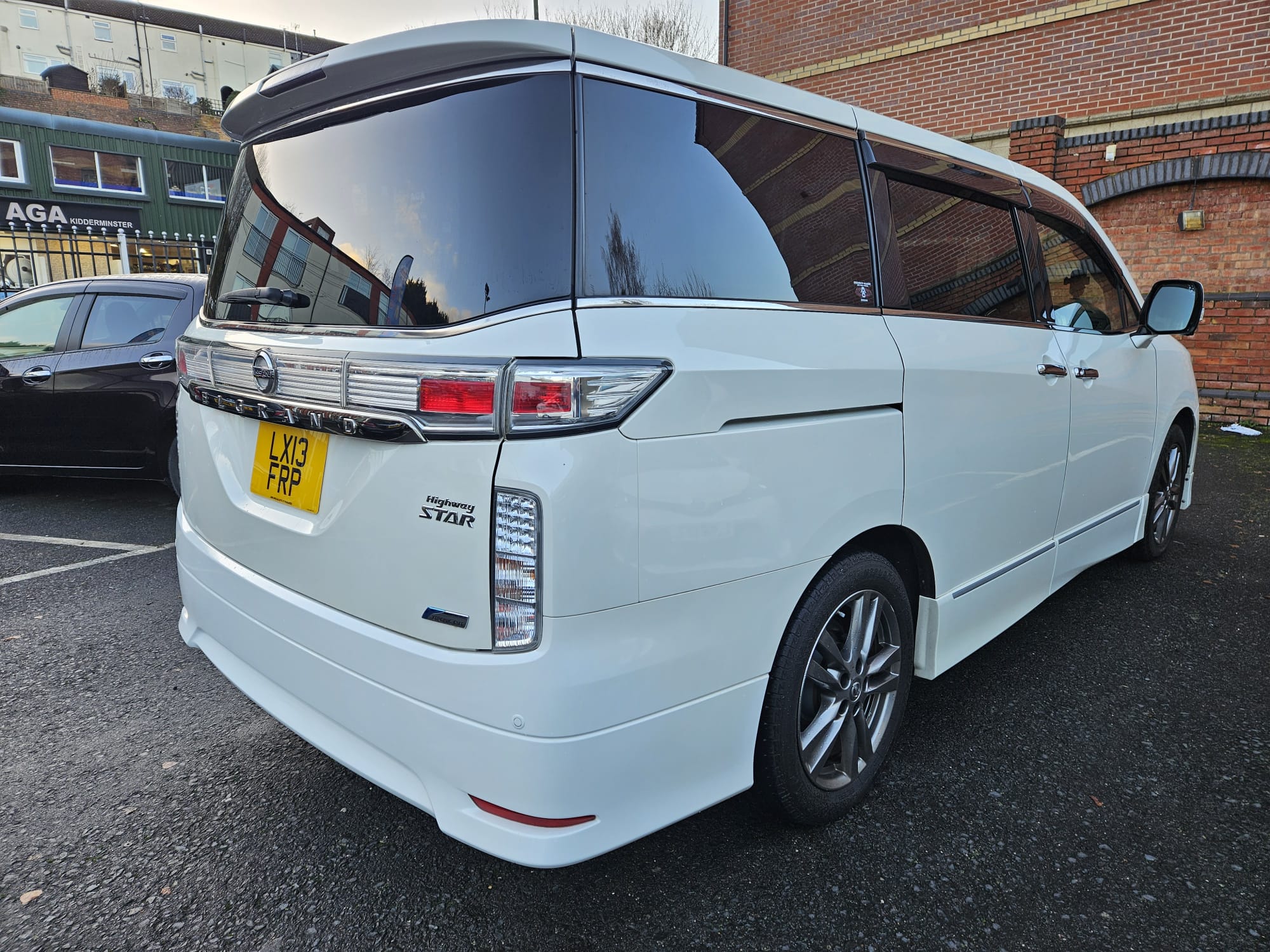 Nissan Elgrand - Image 6