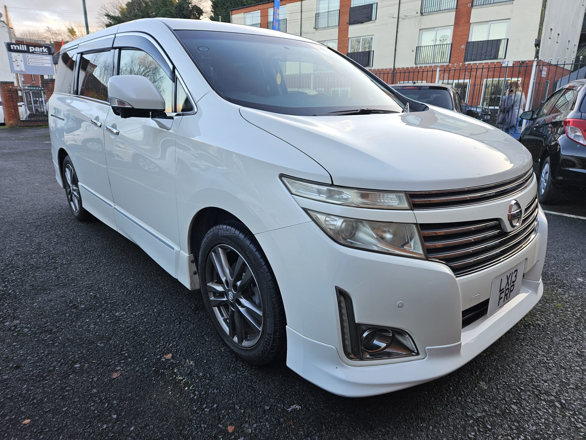 Nissan Elgrand - Image 8