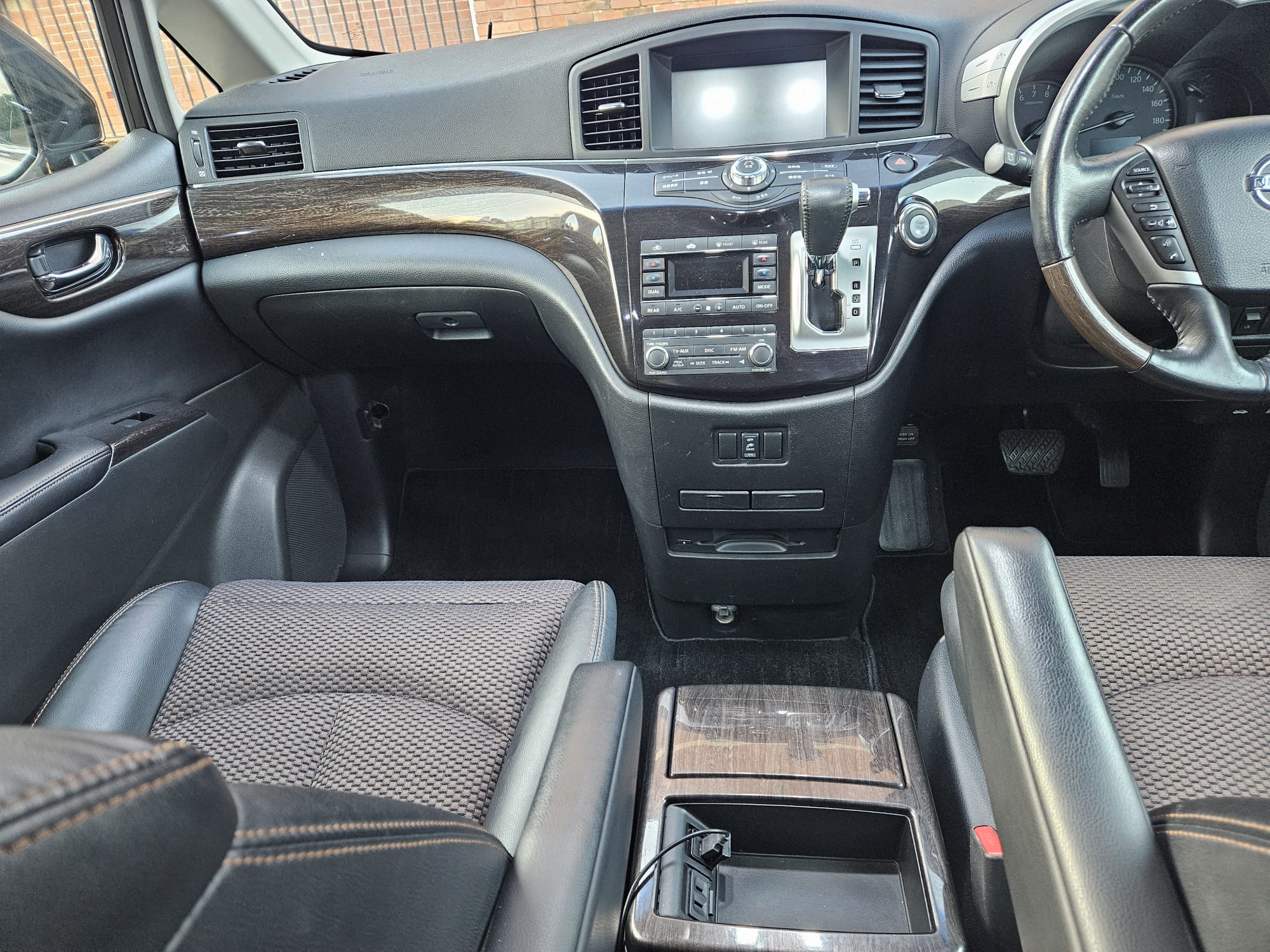 Nissan Elgrand - Image 18