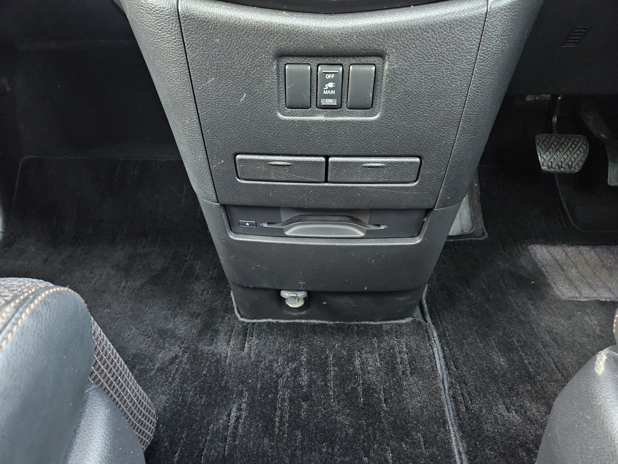 Nissan Elgrand - Image 21