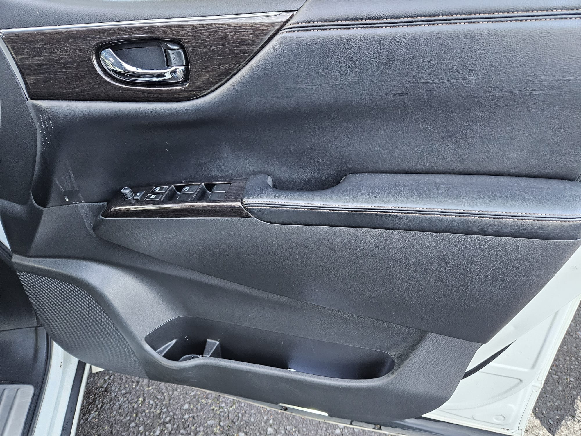 Nissan Elgrand - Image 23