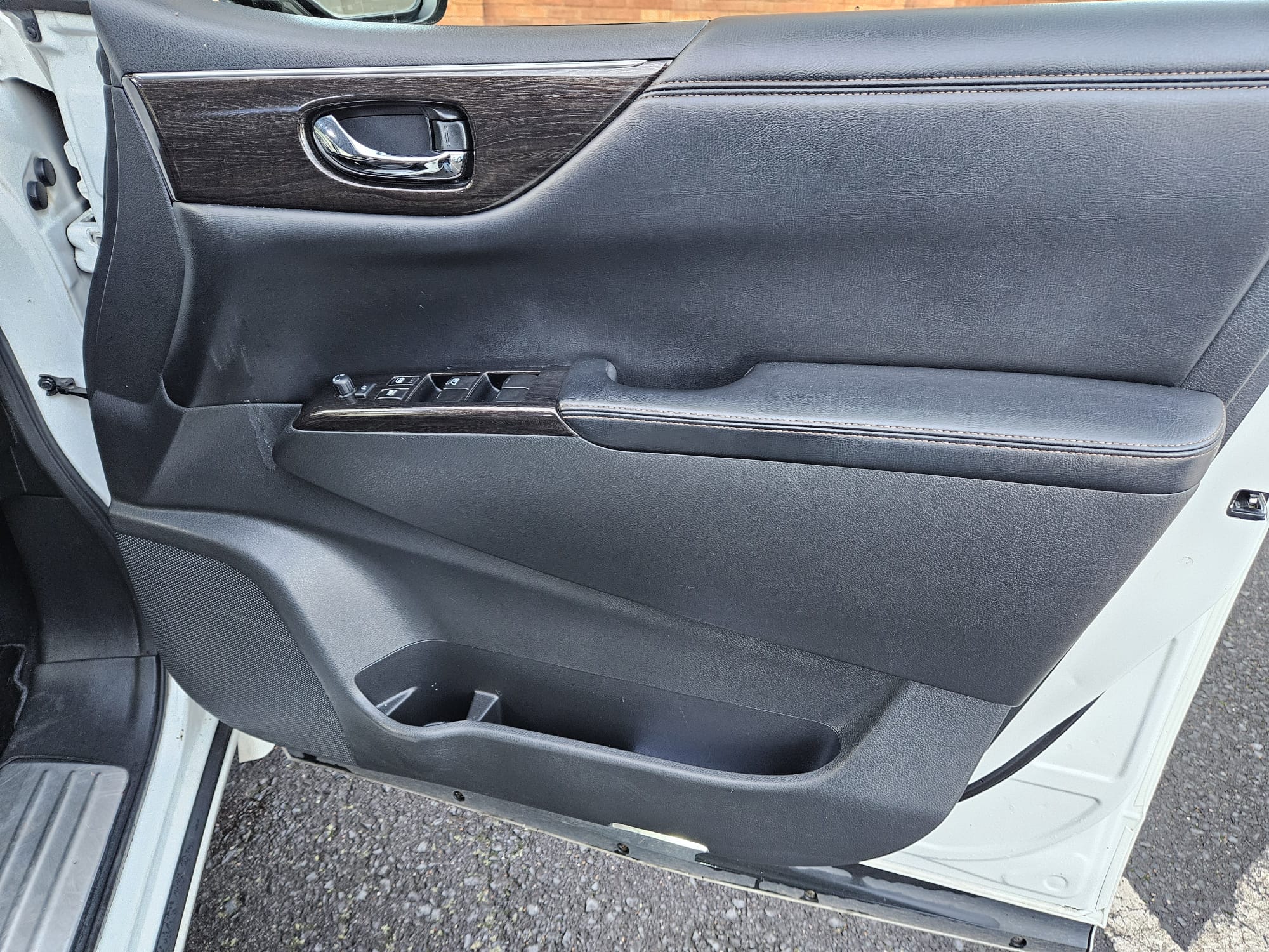 Nissan Elgrand - Image 24