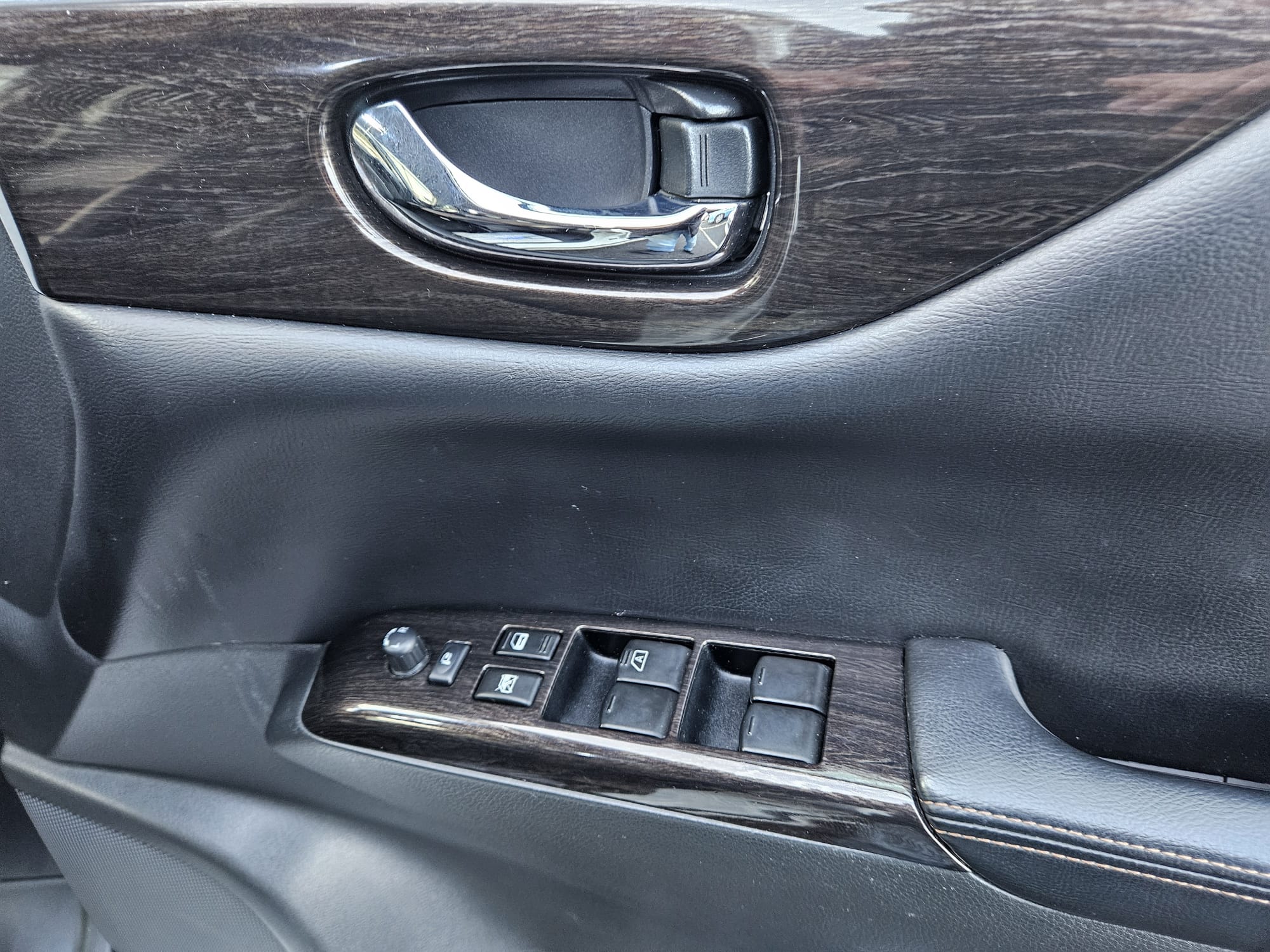 Nissan Elgrand - Image 25