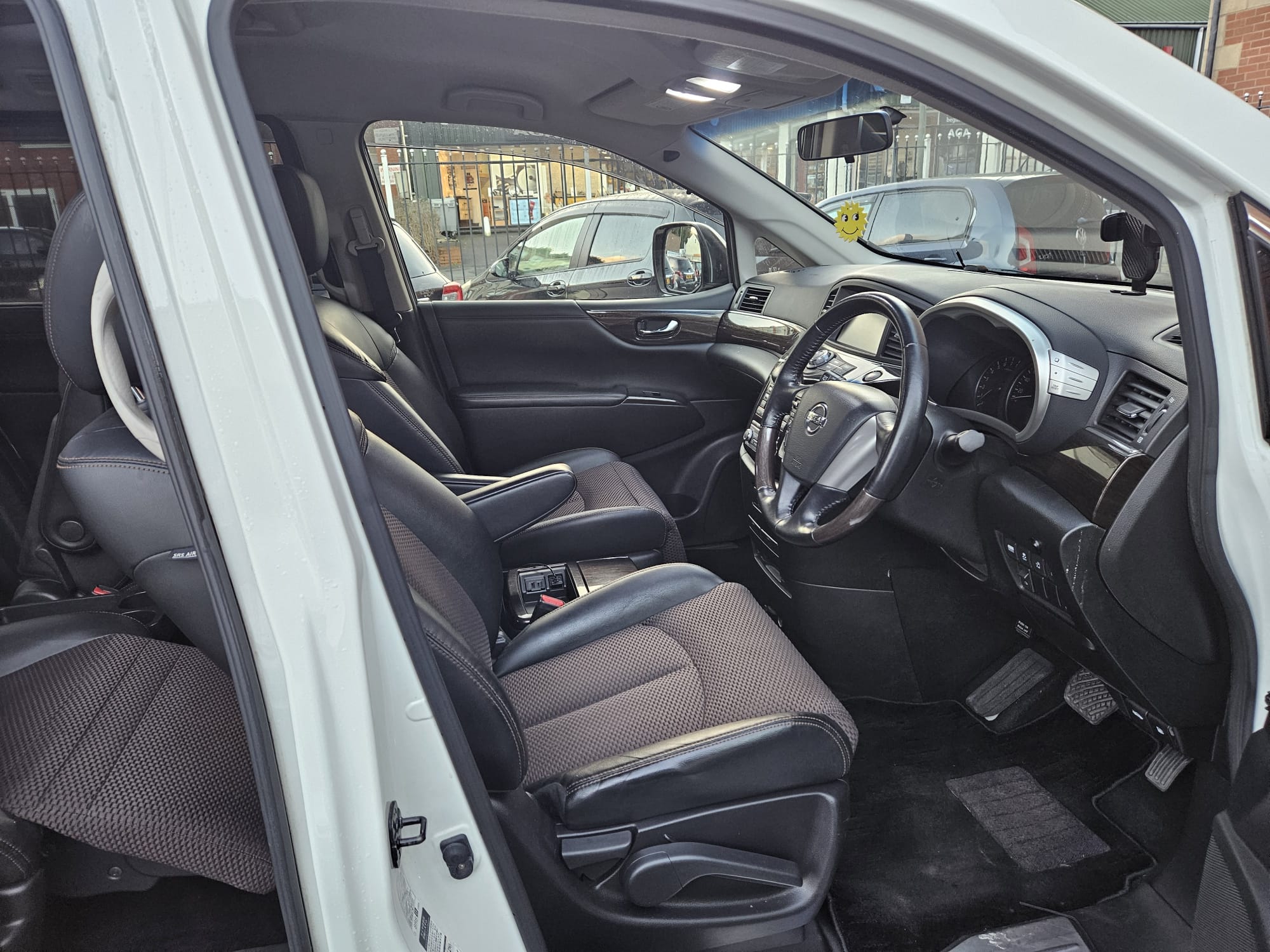 Nissan Elgrand - Image 27