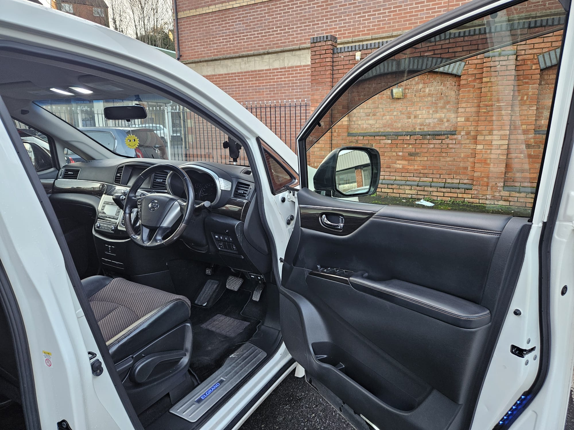 Nissan Elgrand - Image 28