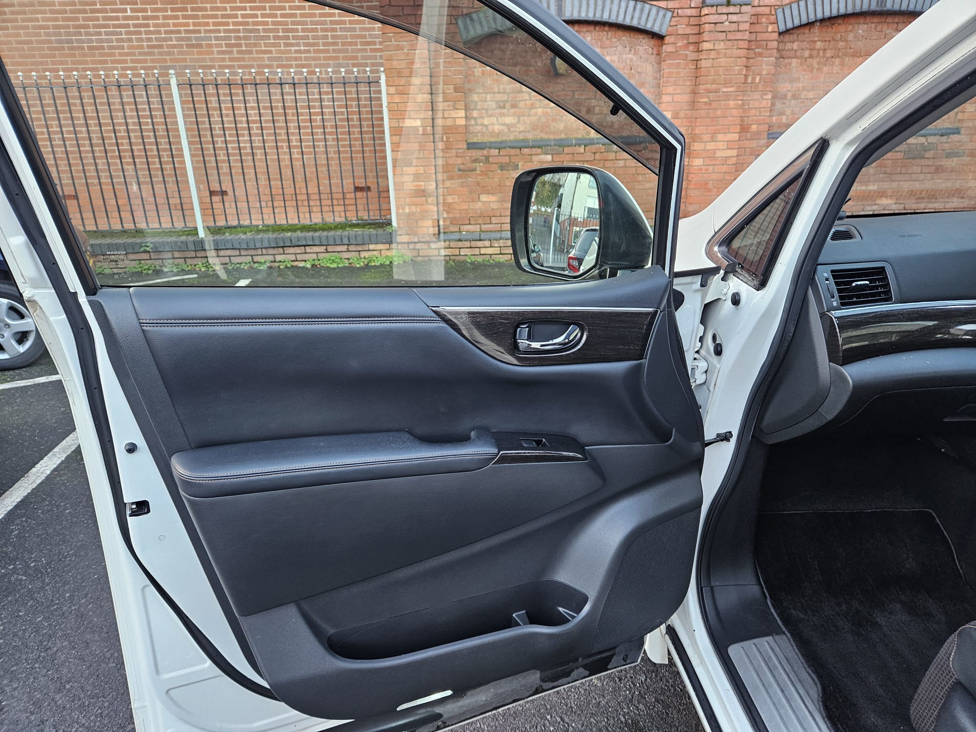 Nissan Elgrand - Image 32