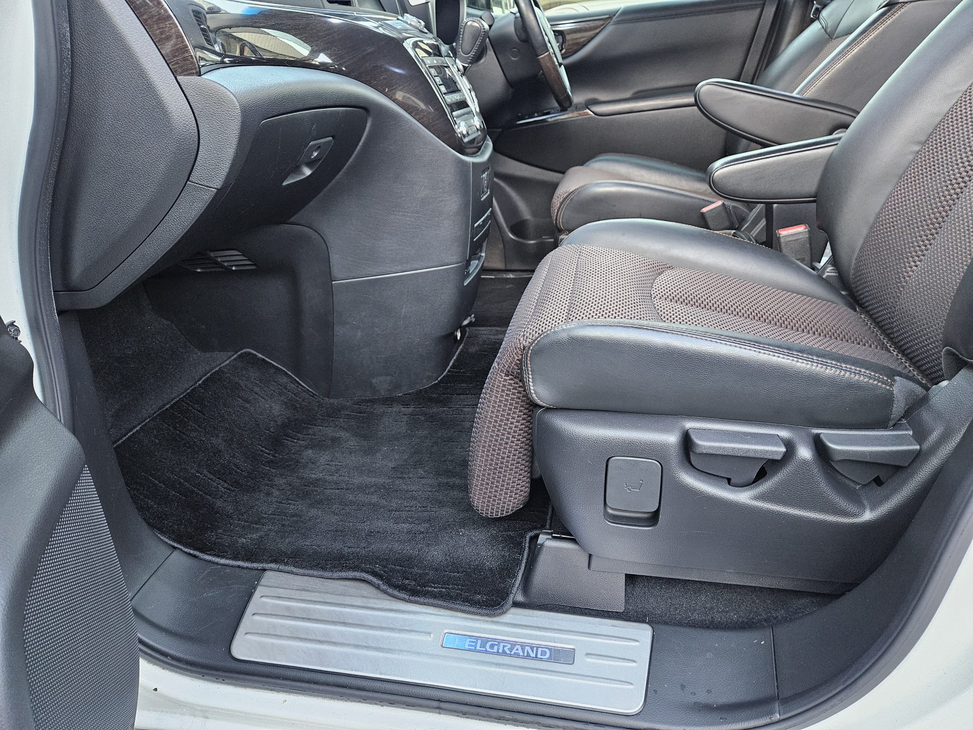 Nissan Elgrand - Image 35