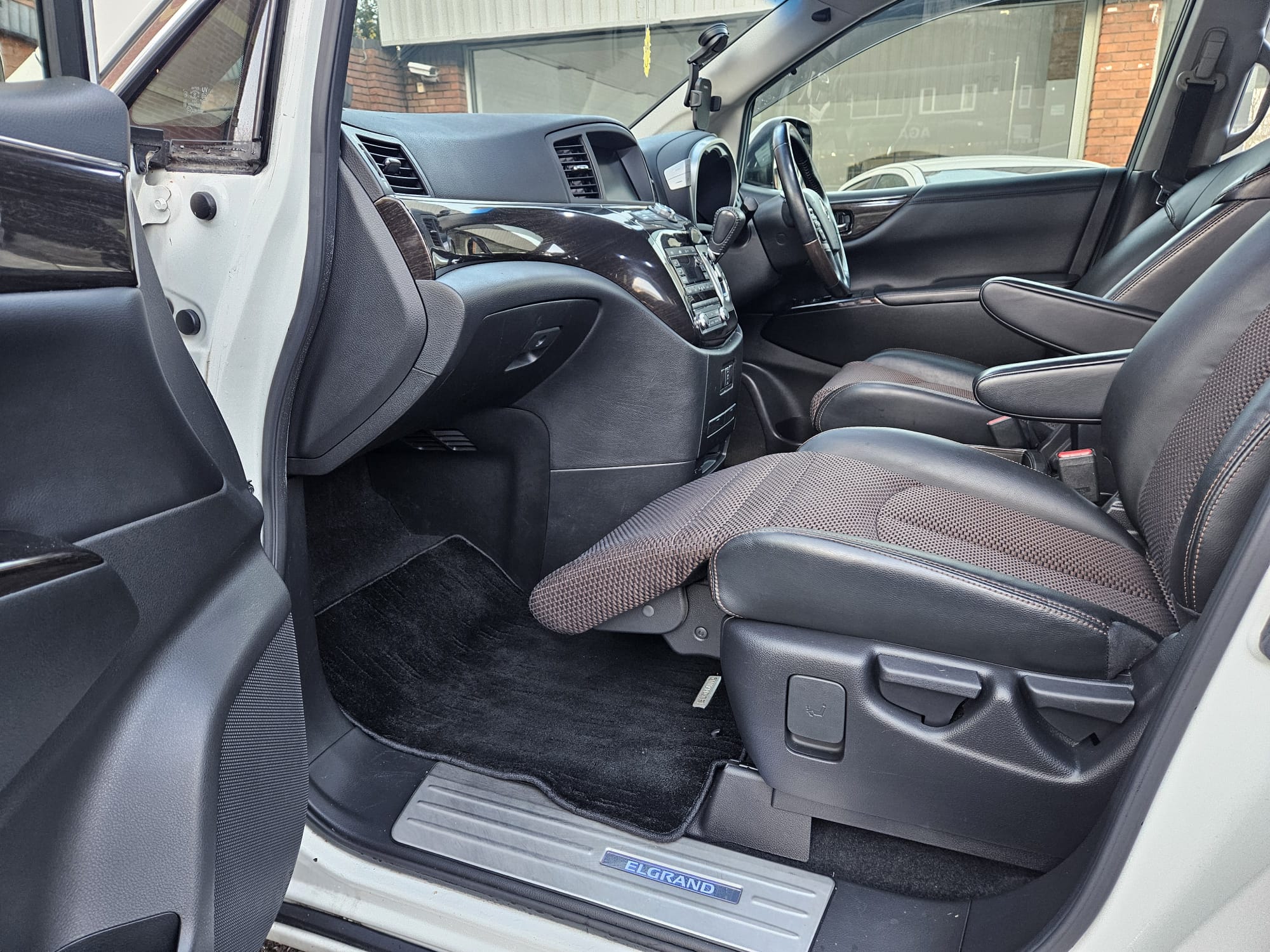 Nissan Elgrand - Image 36