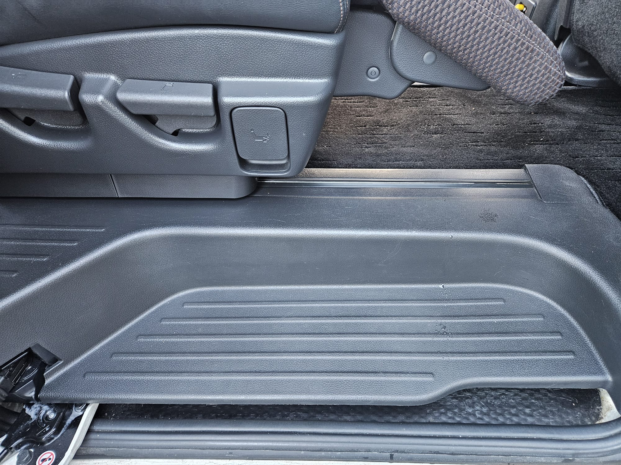 Nissan Elgrand - Image 38