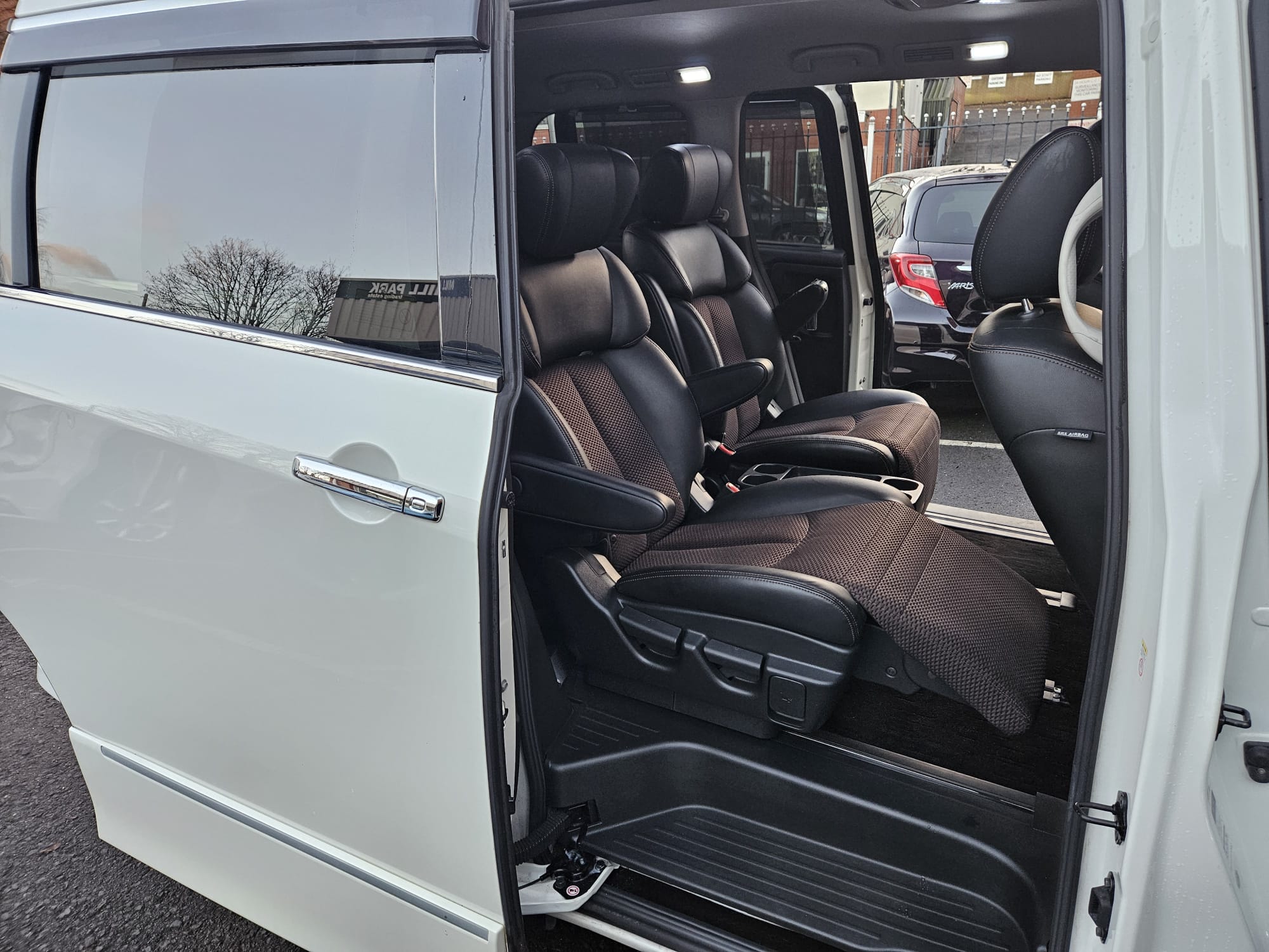 Nissan Elgrand - Image 39