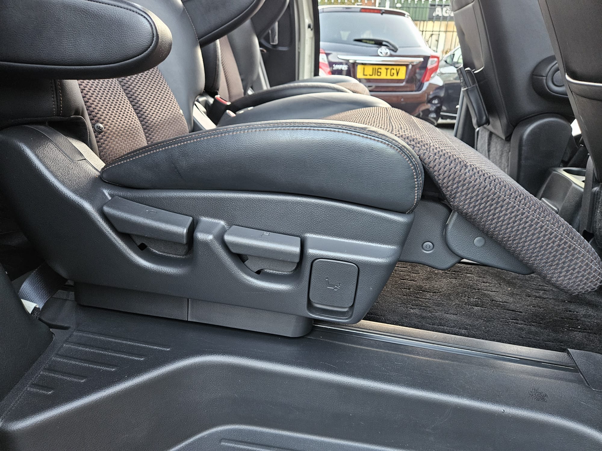 Nissan Elgrand - Image 40