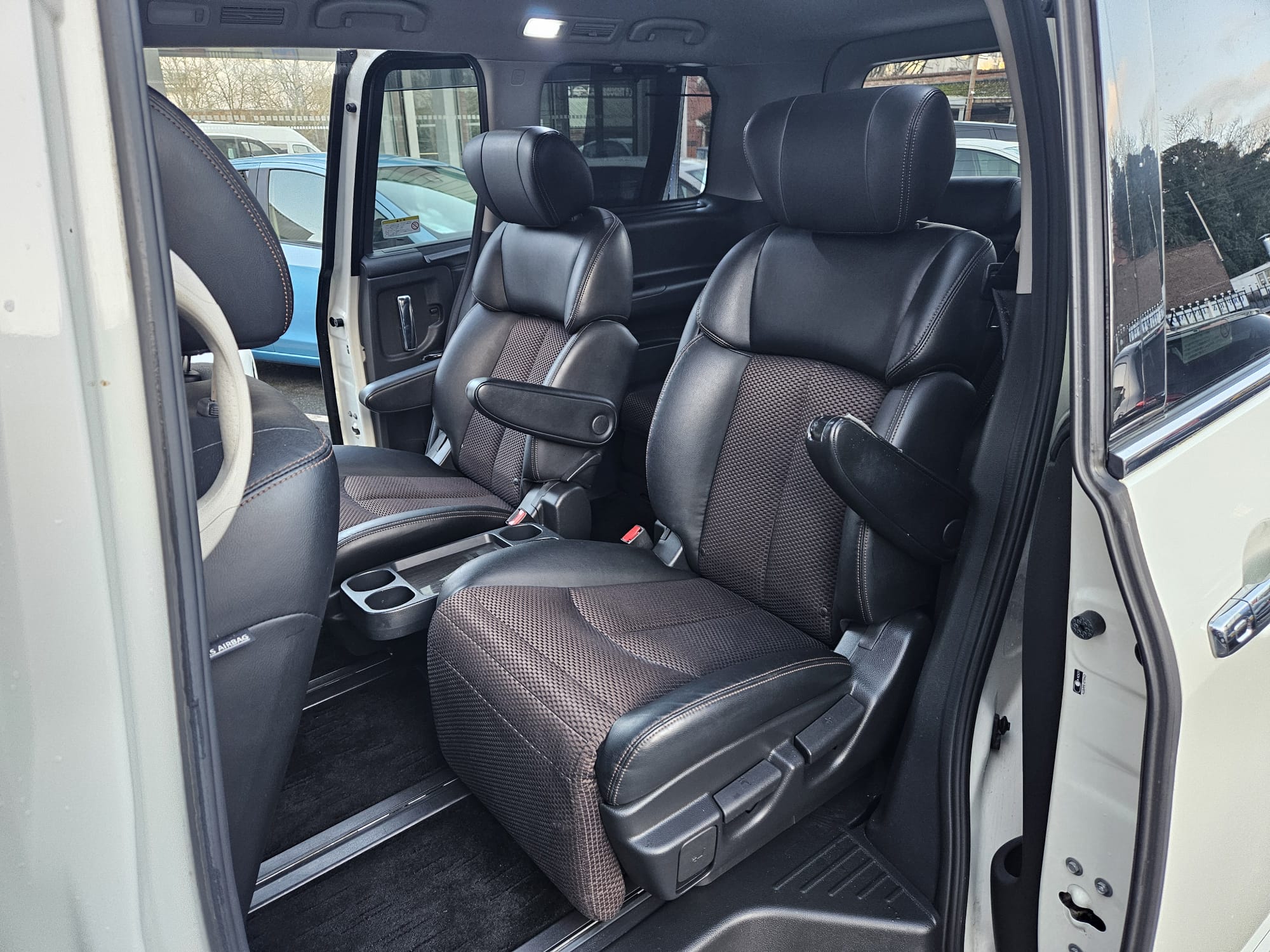 Nissan Elgrand - Image 43